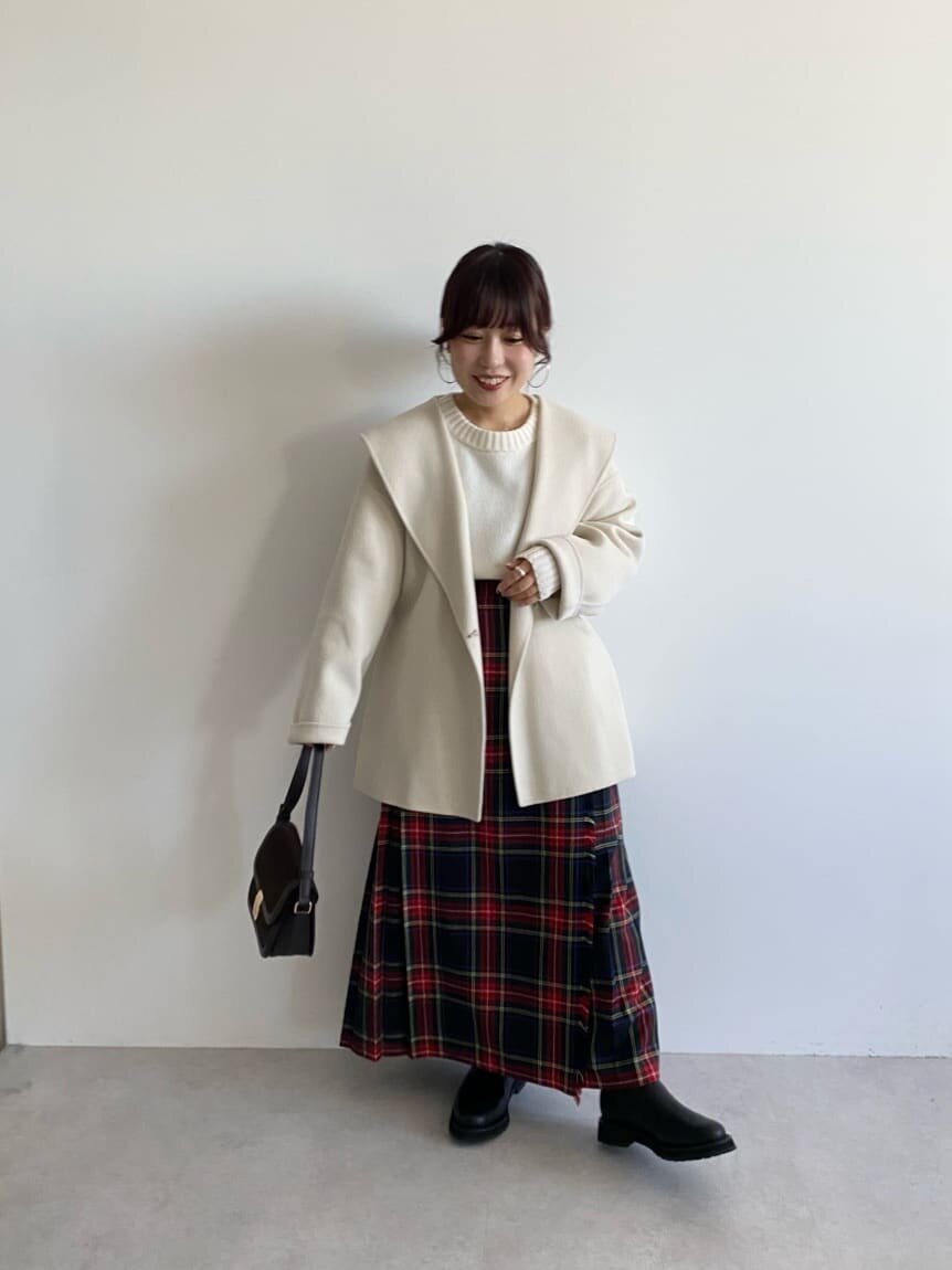フェミニンスタイルのコーデを着用した女性