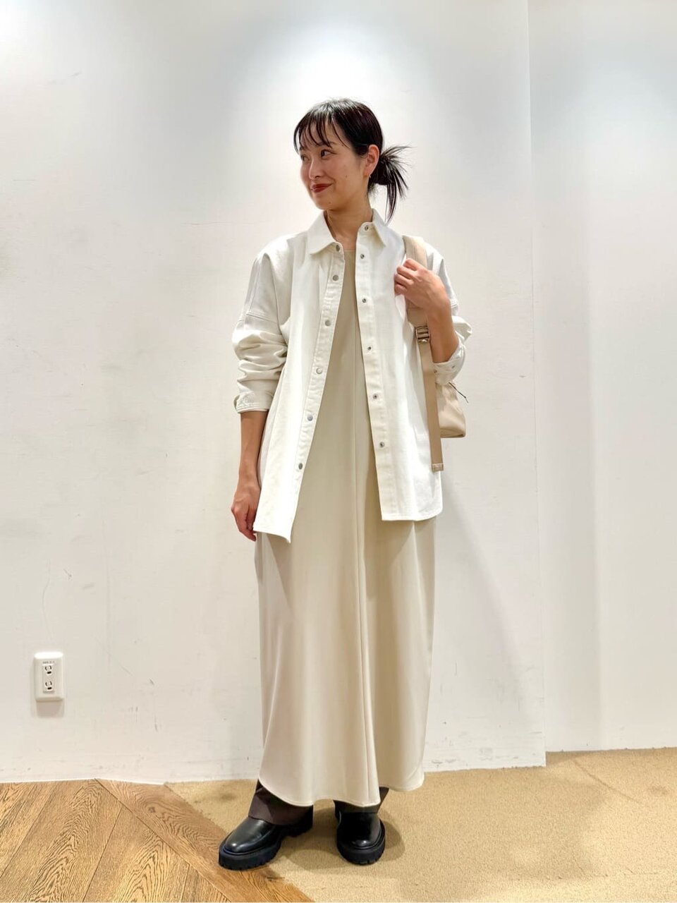 白いシャツとワンピースを着た女性