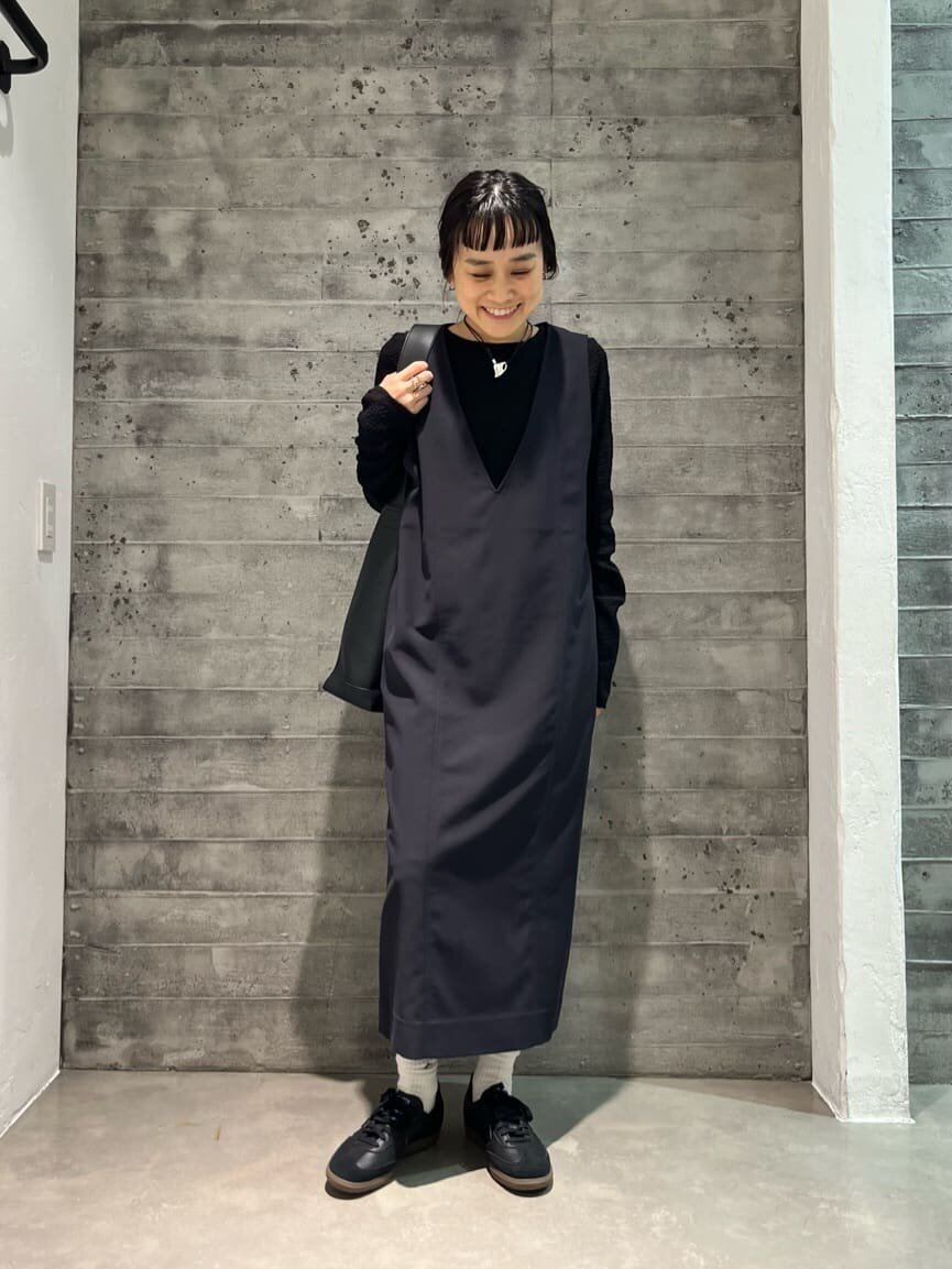 黒のワントーンコーデの女性