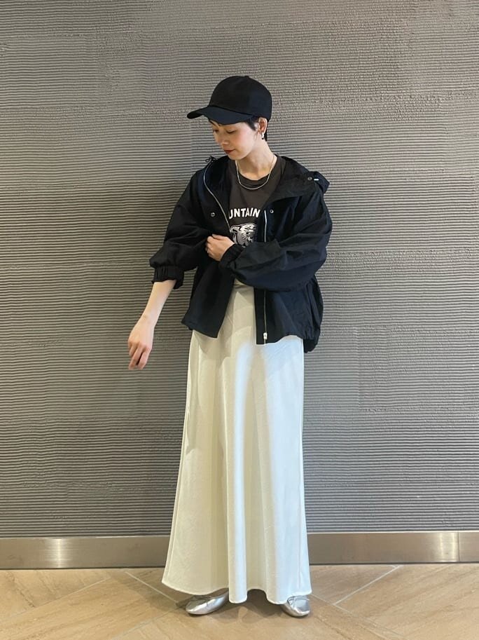 フードブルゾンを着た女性