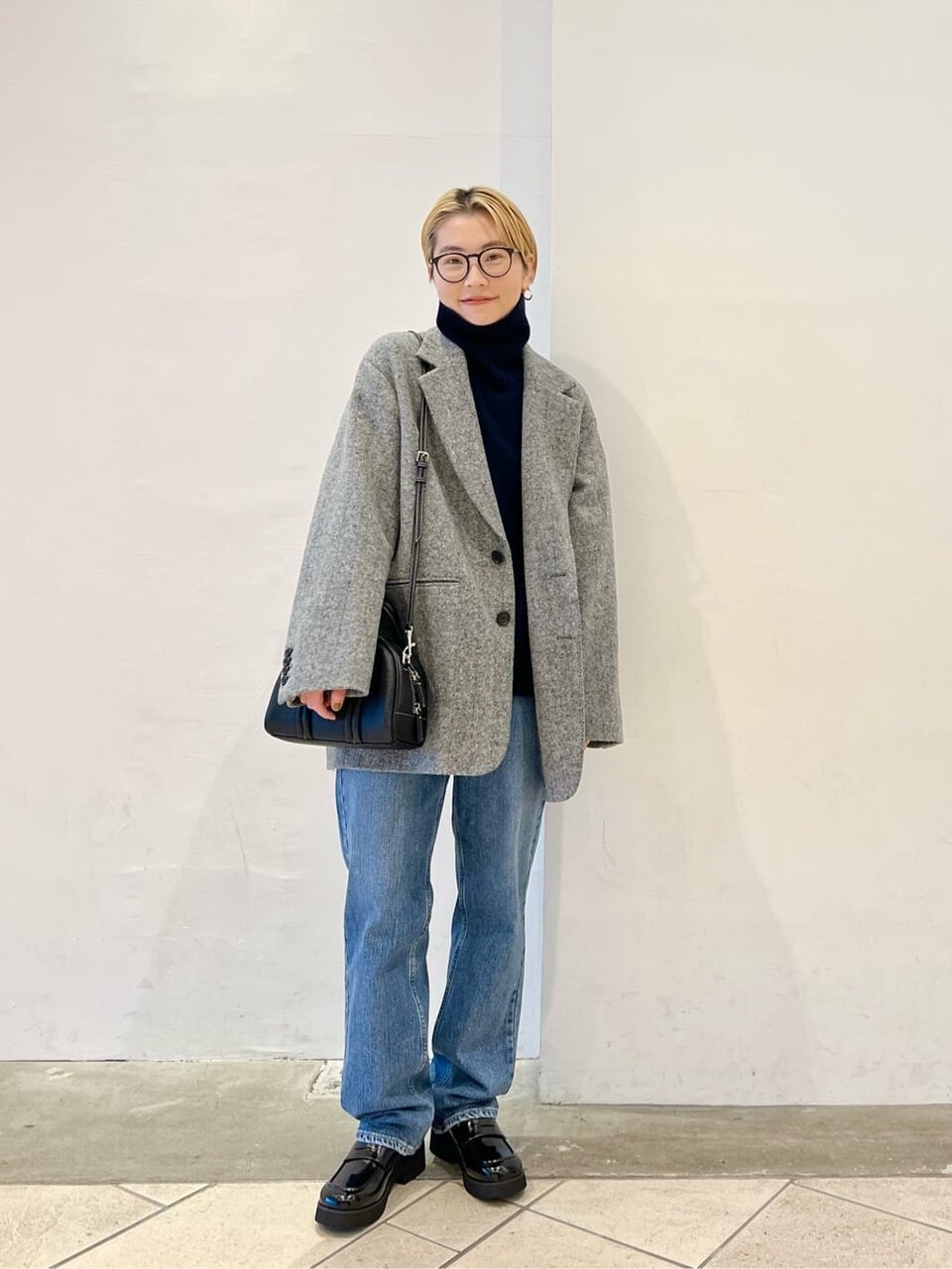 デニムパンツをはいた女性