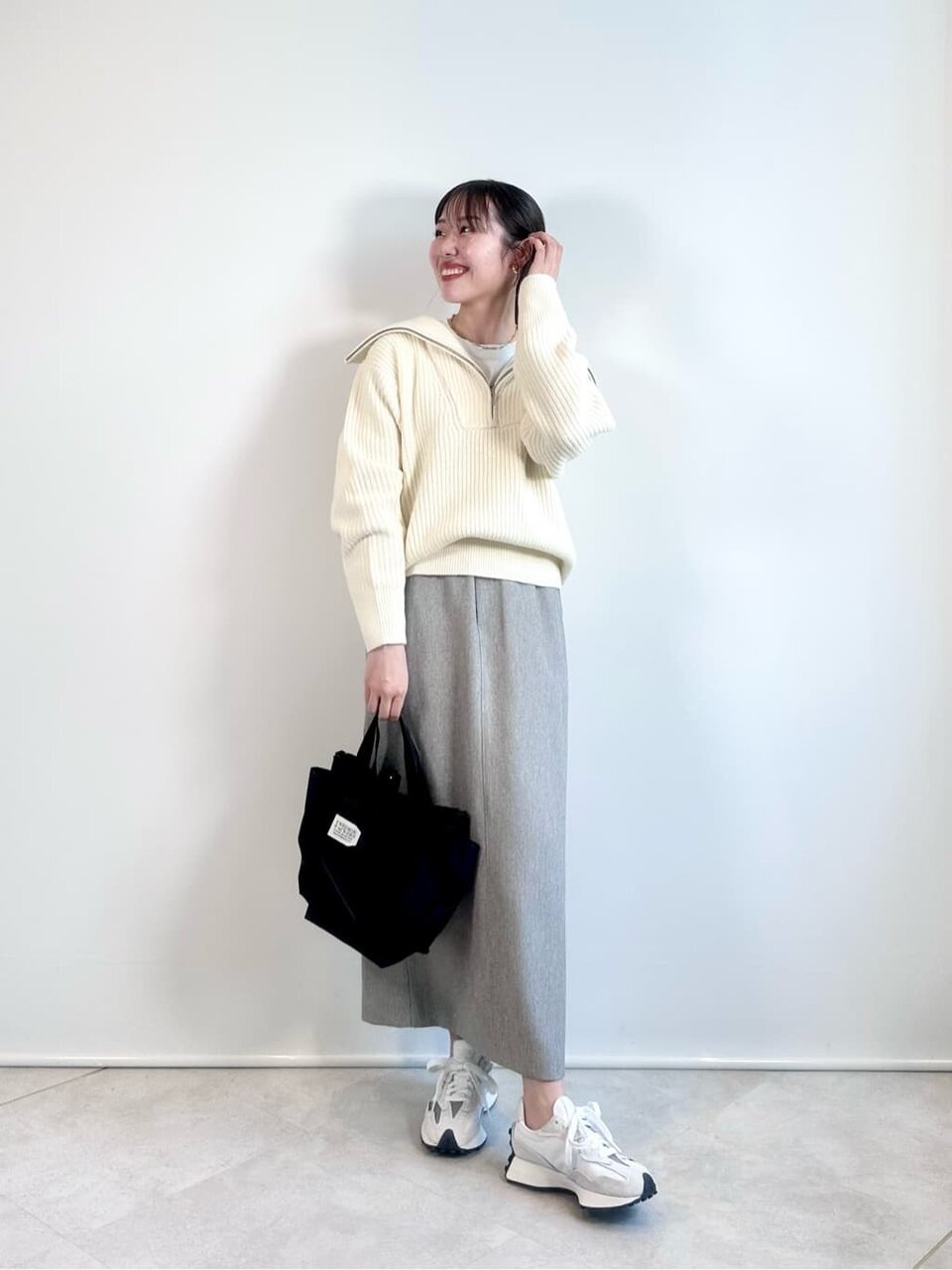 スニーカーを履いた女性
