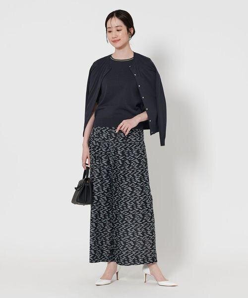 ロングカーディガンを着た女性