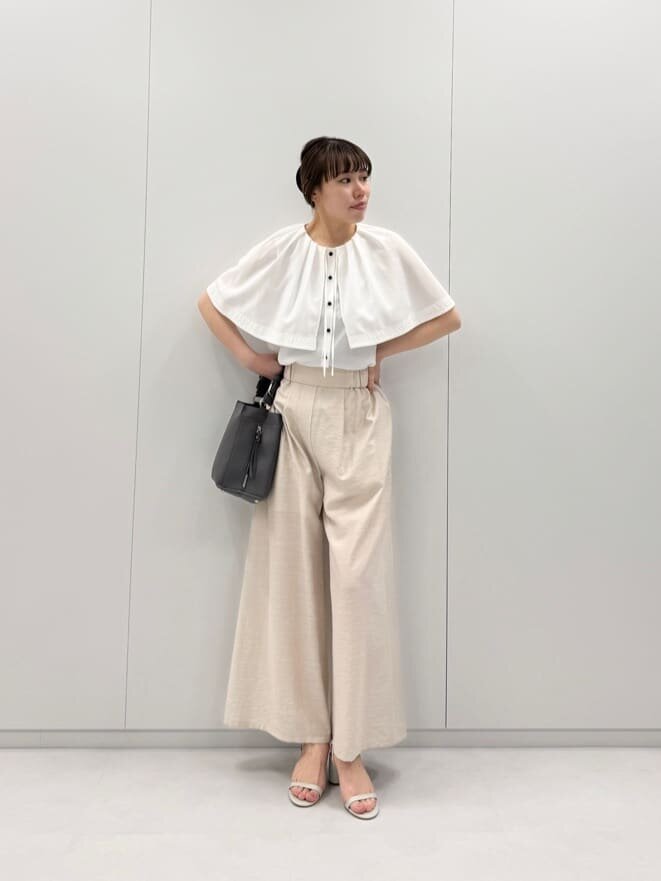 ベージュのパンツをはいた女性