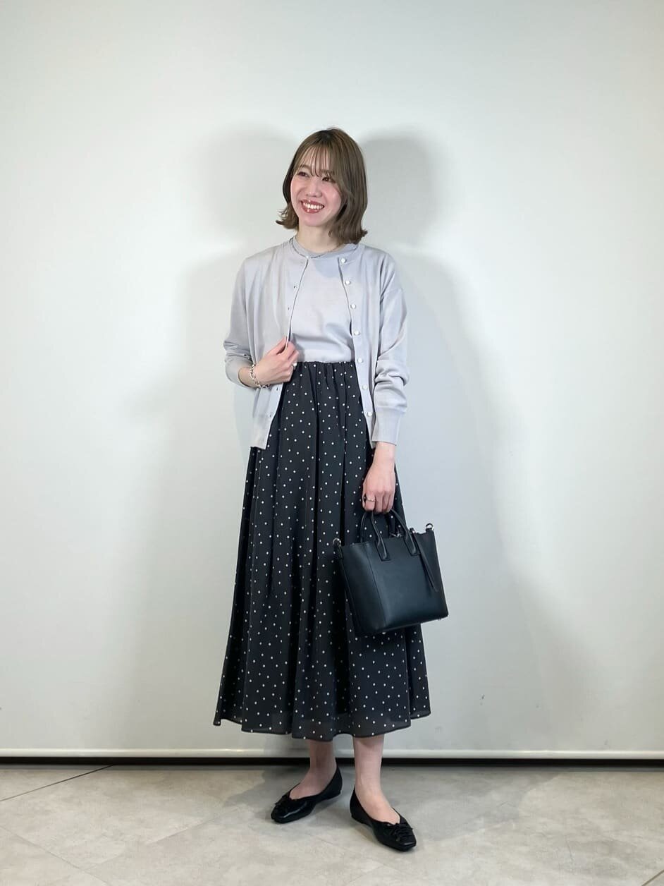 カーディガンを着た女性