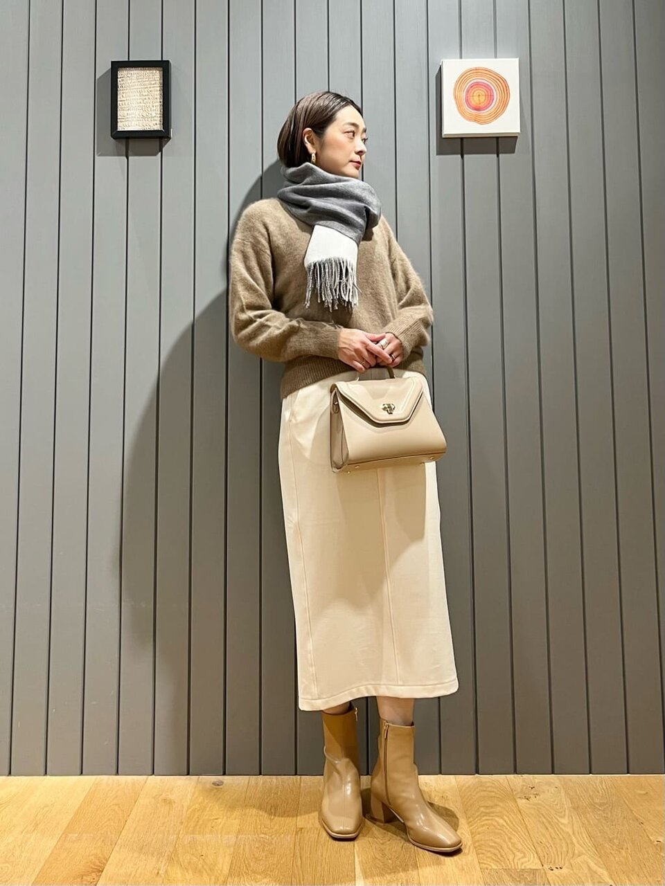 マフラーを巻いた女性