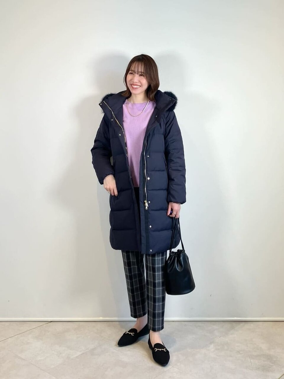 ライラックカラーのニットを着た女性