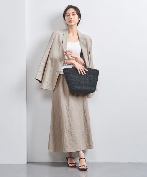 ジャケットを着た女性