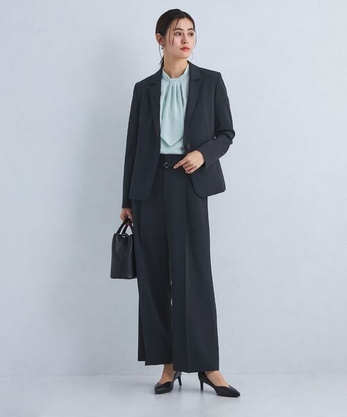 黒のセットアップを着た女性