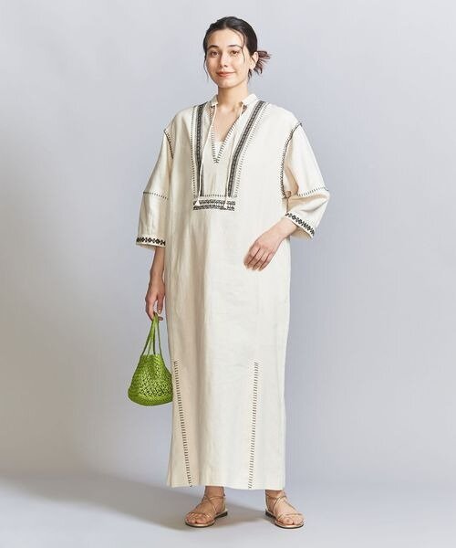 白コーデとグリーンの組みあわせ