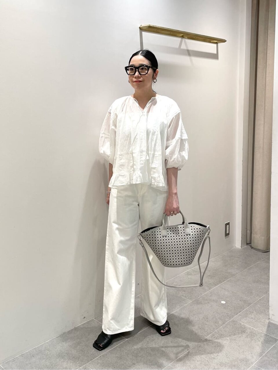 レディース】春夏秋冬のおすすめ白コーデ26選｜着こなしのコツと