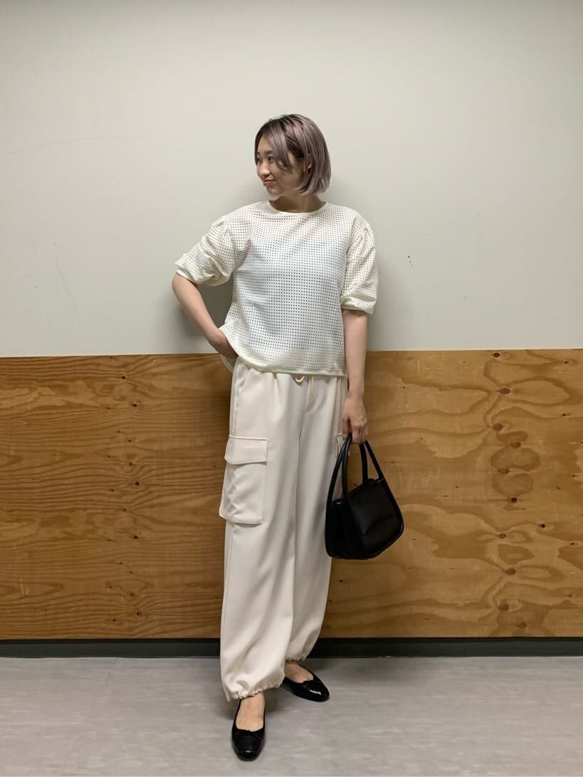  白のカーゴパンツ×メッシュデザインカットソーコーデ