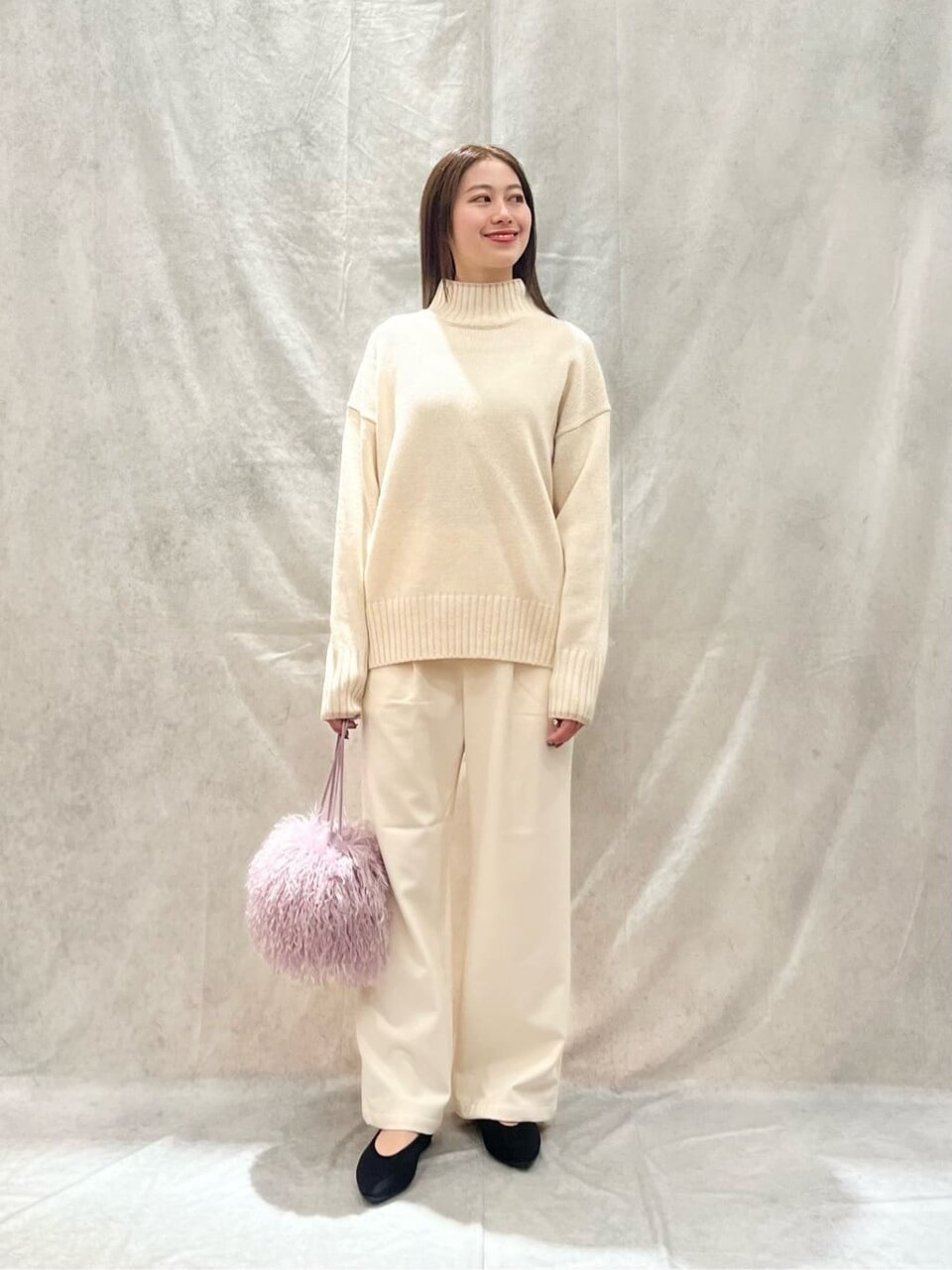 白いタートルネックニットを着た女性