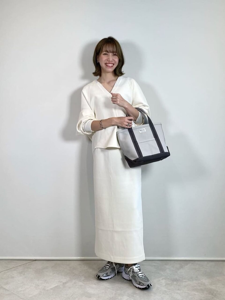 白のタイトスカート×Vネックカットソーコーデ