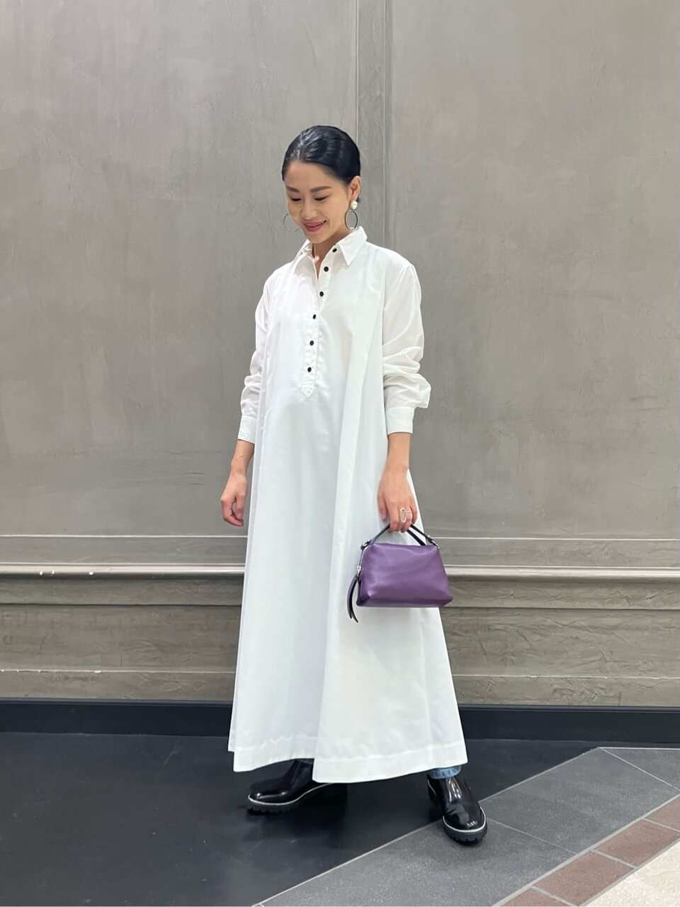 白のシャツワンピース×カラーバッグコーデ