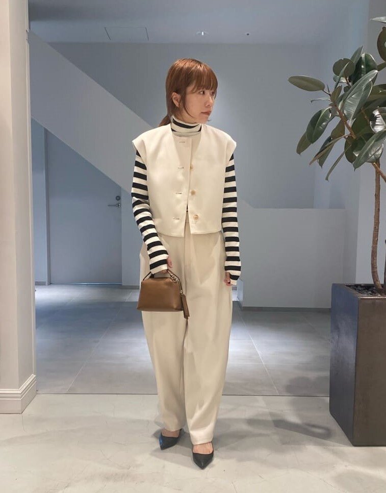 横を向いた女性