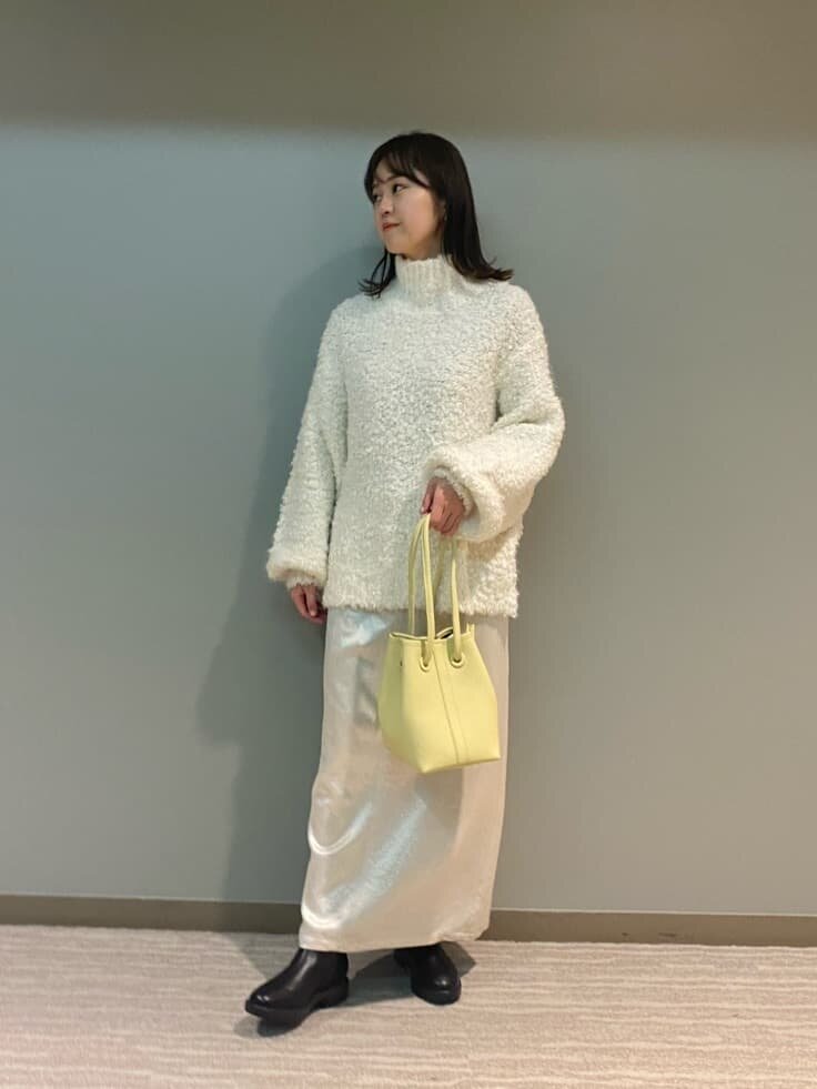タートルネックニットとタイトスカートの白コーデ
