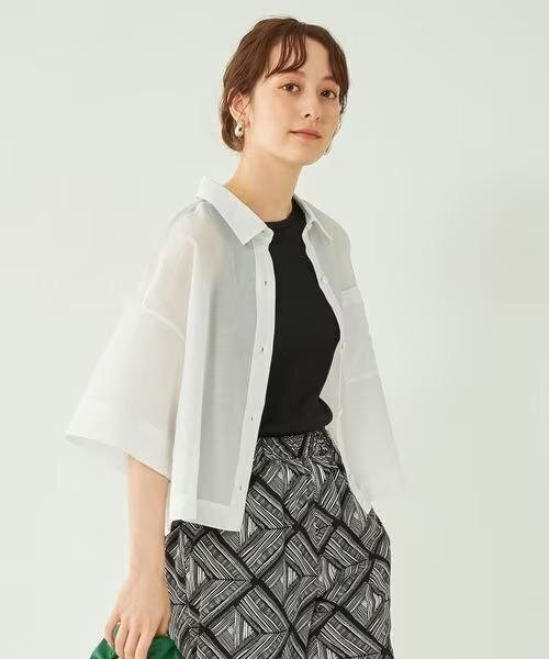 白シャツを羽織った女性