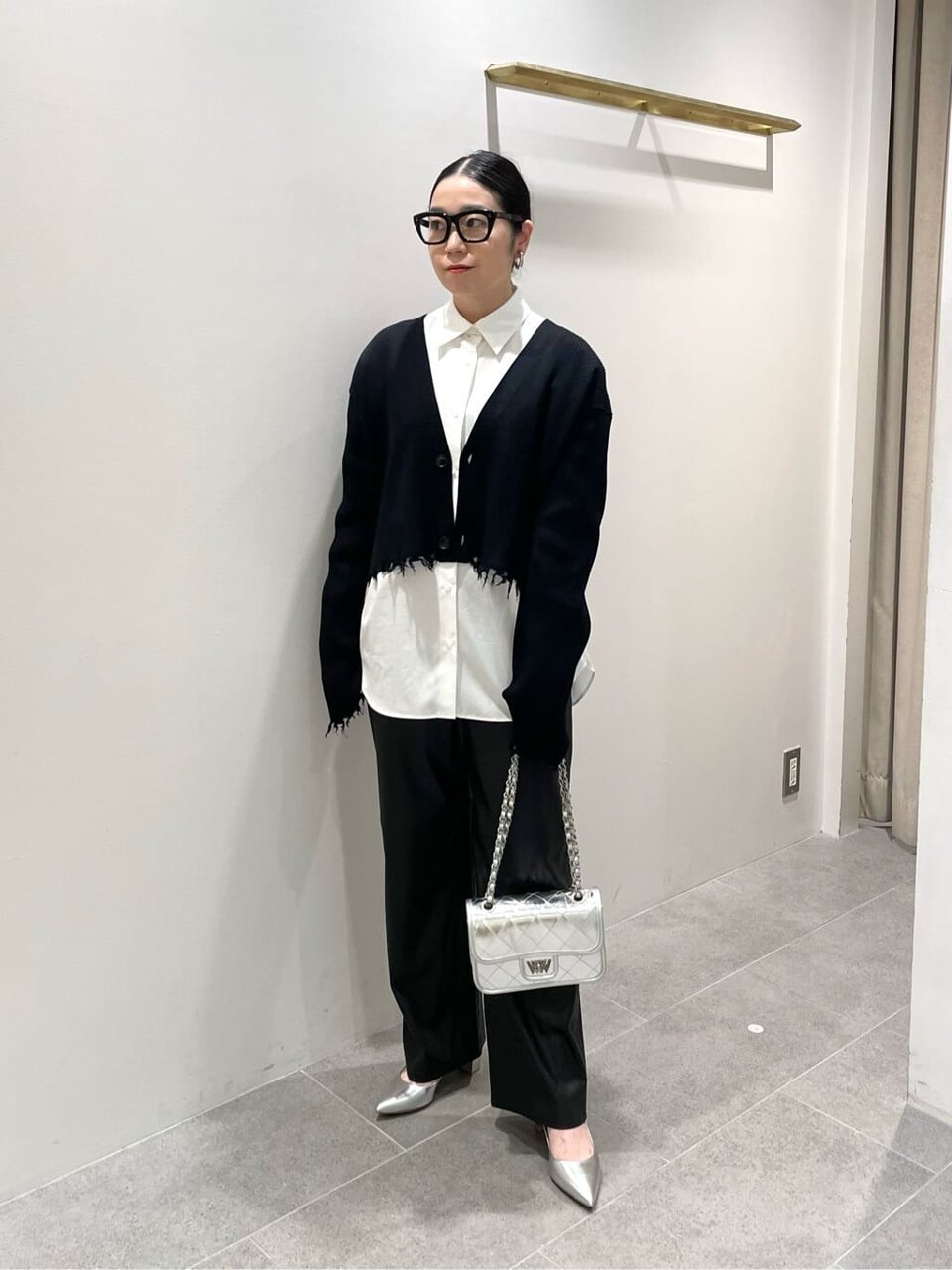 白シャツ×フェイクレザーパンツコーデ