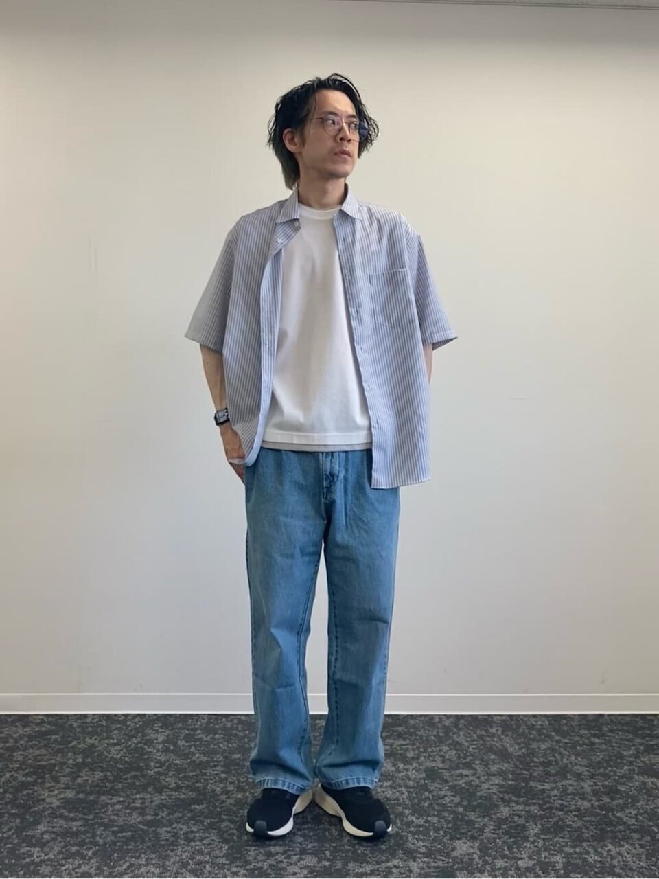 ストライプ柄シャツ×デニムパンツコーデ