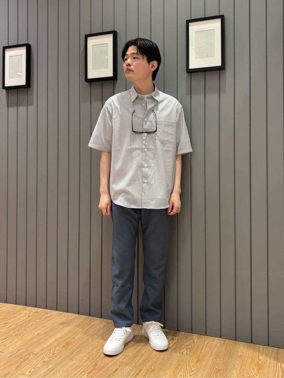 ストライプ柄シャツ×テーパードパンツ
