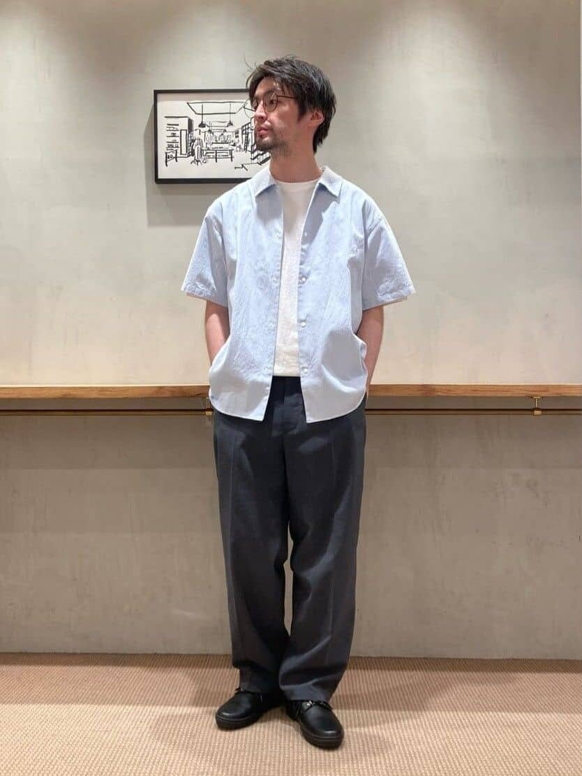 ストライプ柄シャツ×スラックスのコーデ