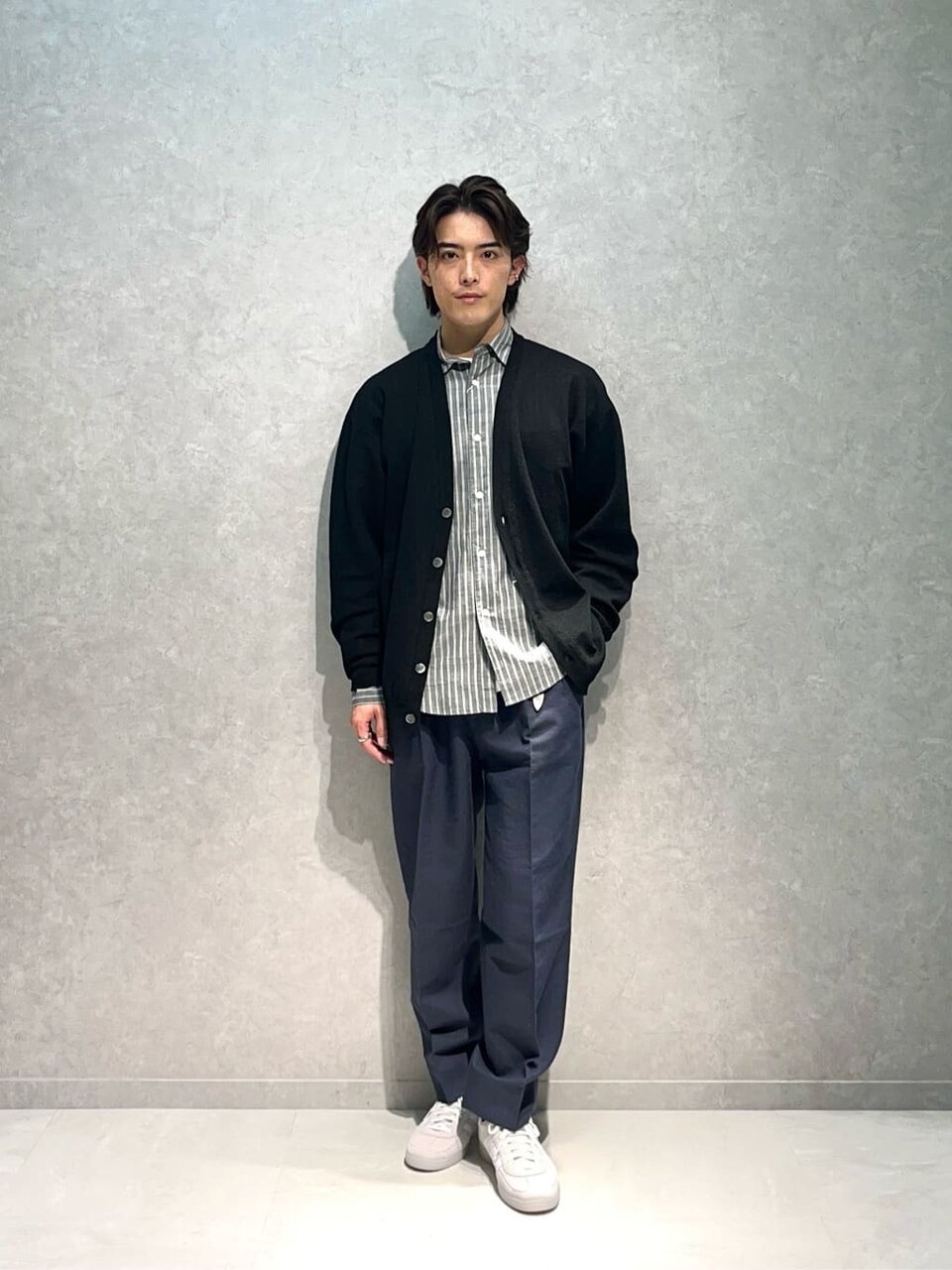 ストライプ柄シャツ×カーディガンコーデ