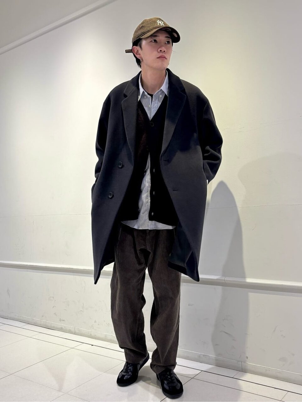 ストライプ柄シャツ×チェスターコートコーデ