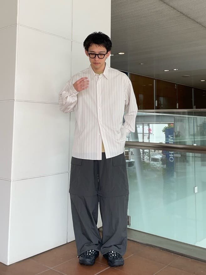 ストライプ柄シャツ×カーゴパンツコーデ