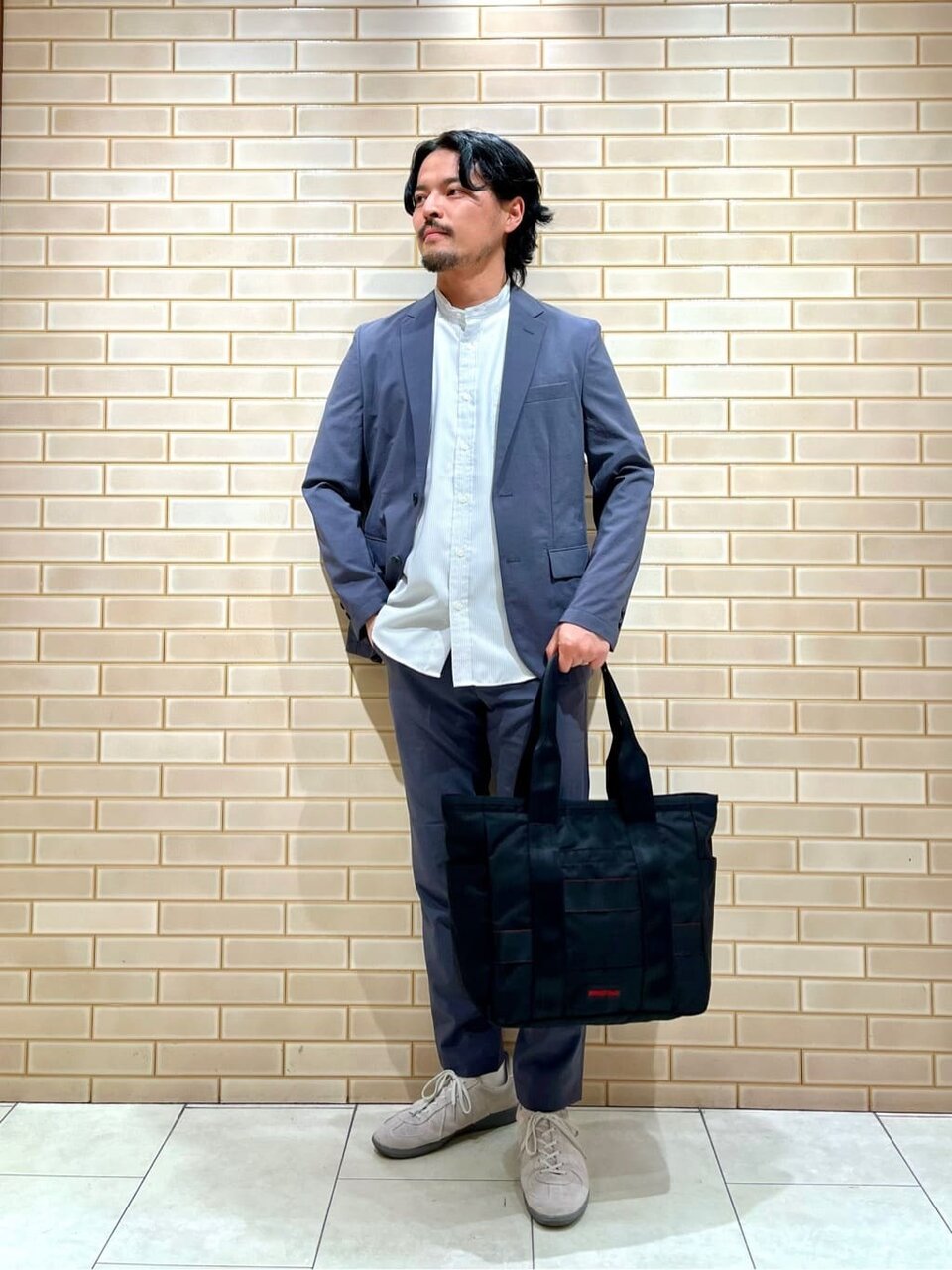 ストライプ柄シャツ×テーラードジャケットコーデ