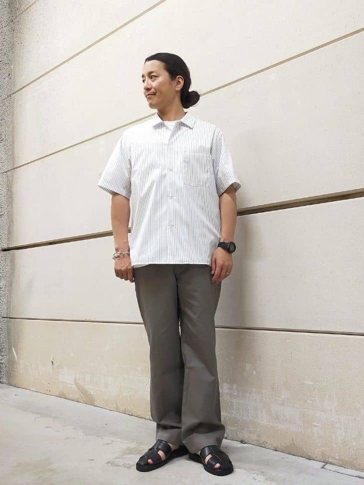 ストライプ柄シャツ×モーニングカットパンツ