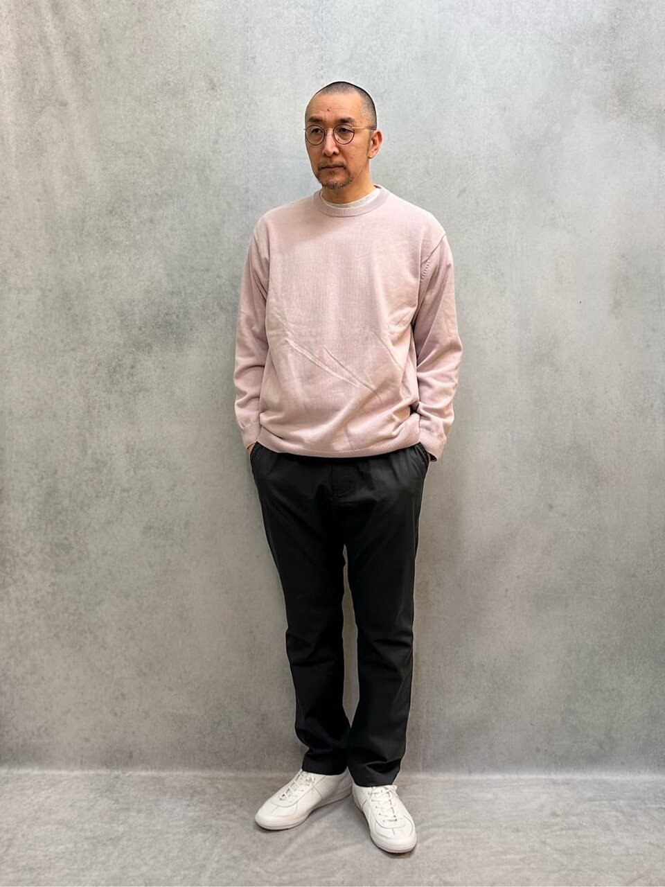クルーネックニット×テーパードパンツ