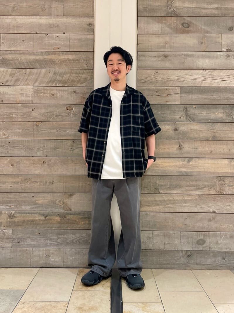 半袖チェックシャツとワイドデニムパンツのコーデ