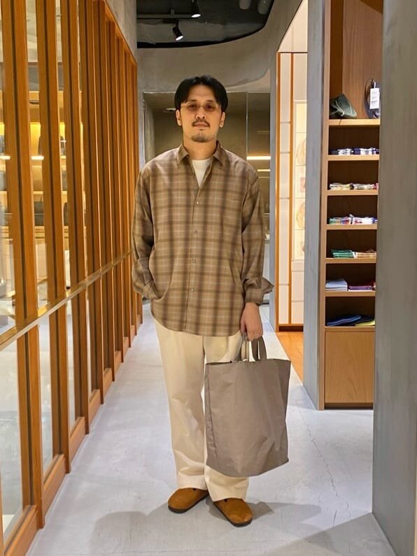 オンブレチェックシャツとチノパンツのコーデ