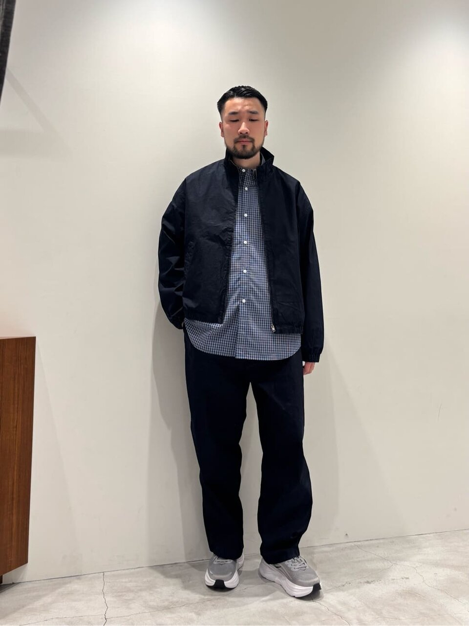 ミニチェックシャツとチノパンツのコーデ