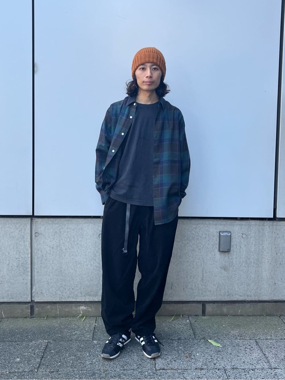 オンブレチェックシャツとチノパンツのコーデ