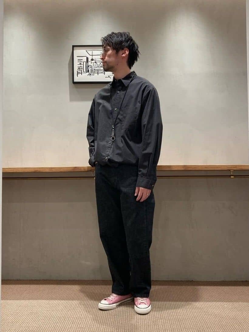 ニュアンスチェックシャツとライトピンクのスニーカーのコーデ