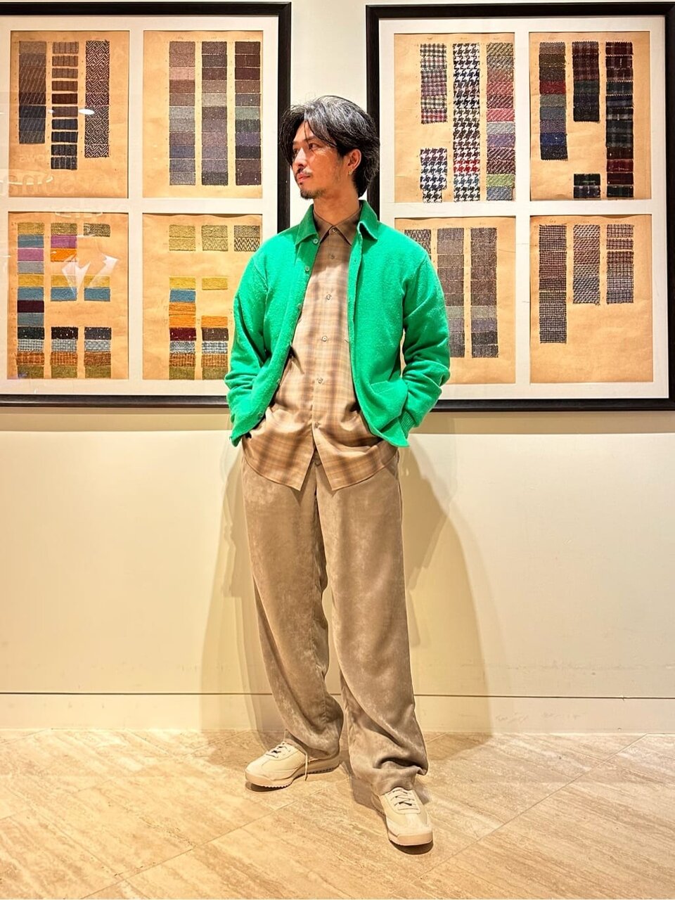 オンブレチェックシャツとベージュのスニーカーのコーデ
