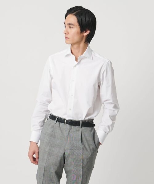 白のドレスシャツを着た男性