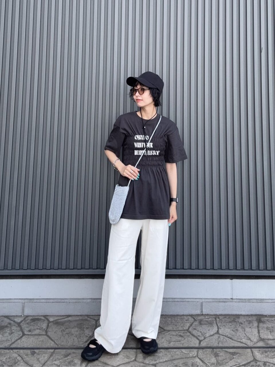 Tシャツ×ワイドパンツ