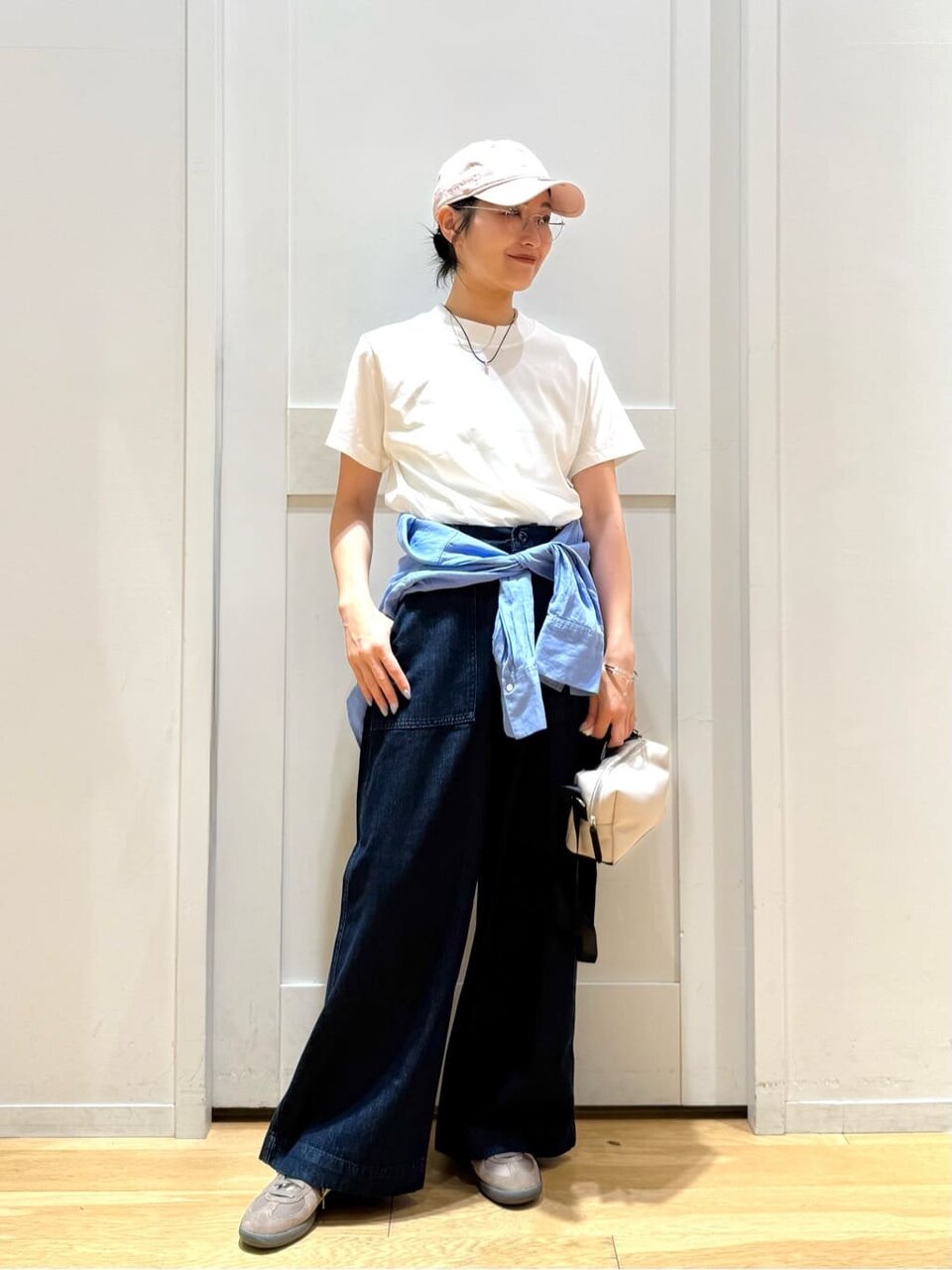 Tシャツ×デニムパンツのコーデ
