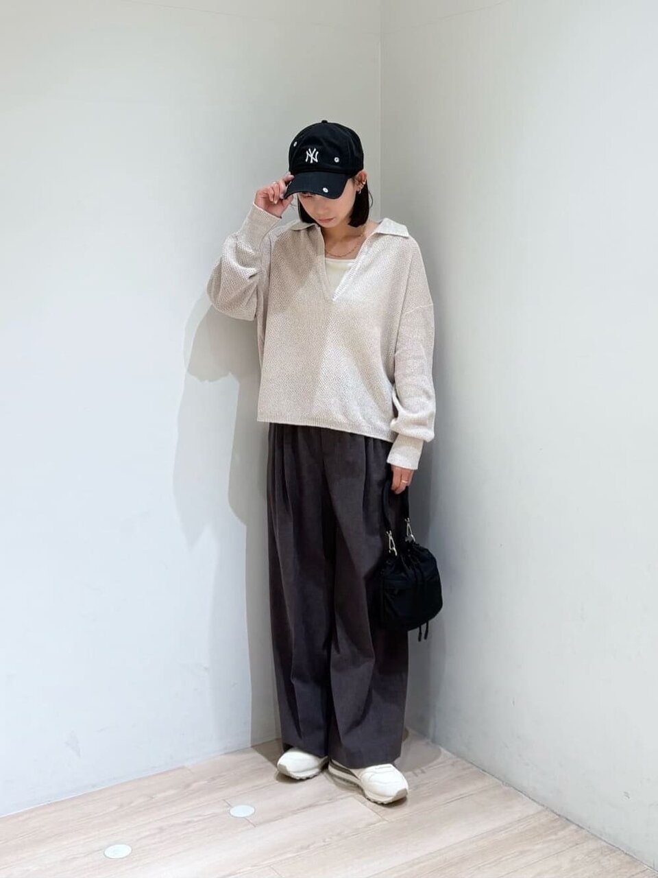 ニットプルオーバー×ワイドパンツのコーデ