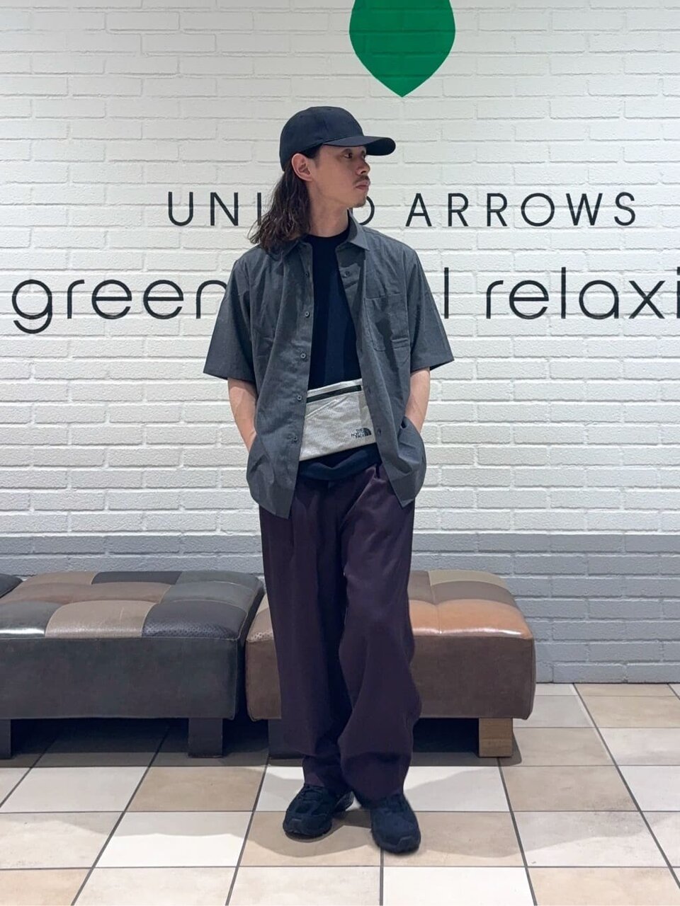 シャツ×スラックスのコーデ