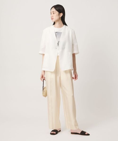 白のジャケットを羽織った女性