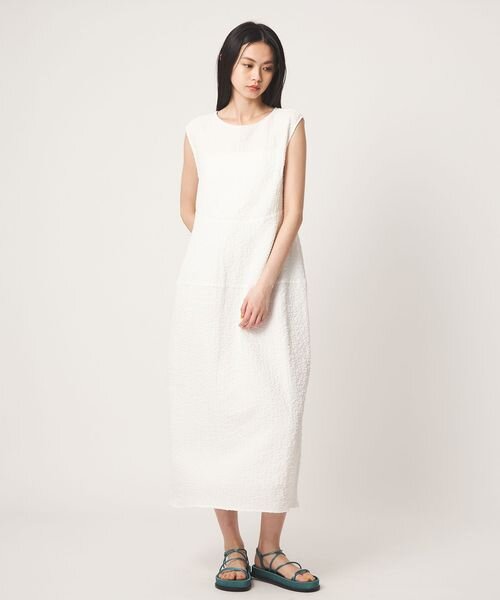 白のワンピース×グリーンのサンダルの女性