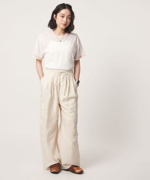 白のTシャツを着た女性