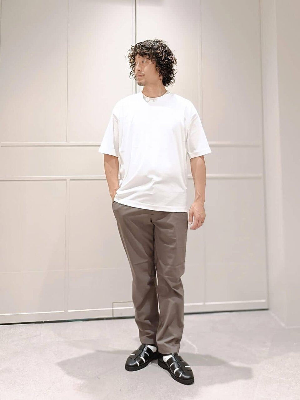 白Tシャツとイージーパンツのメンズ夏コーデ