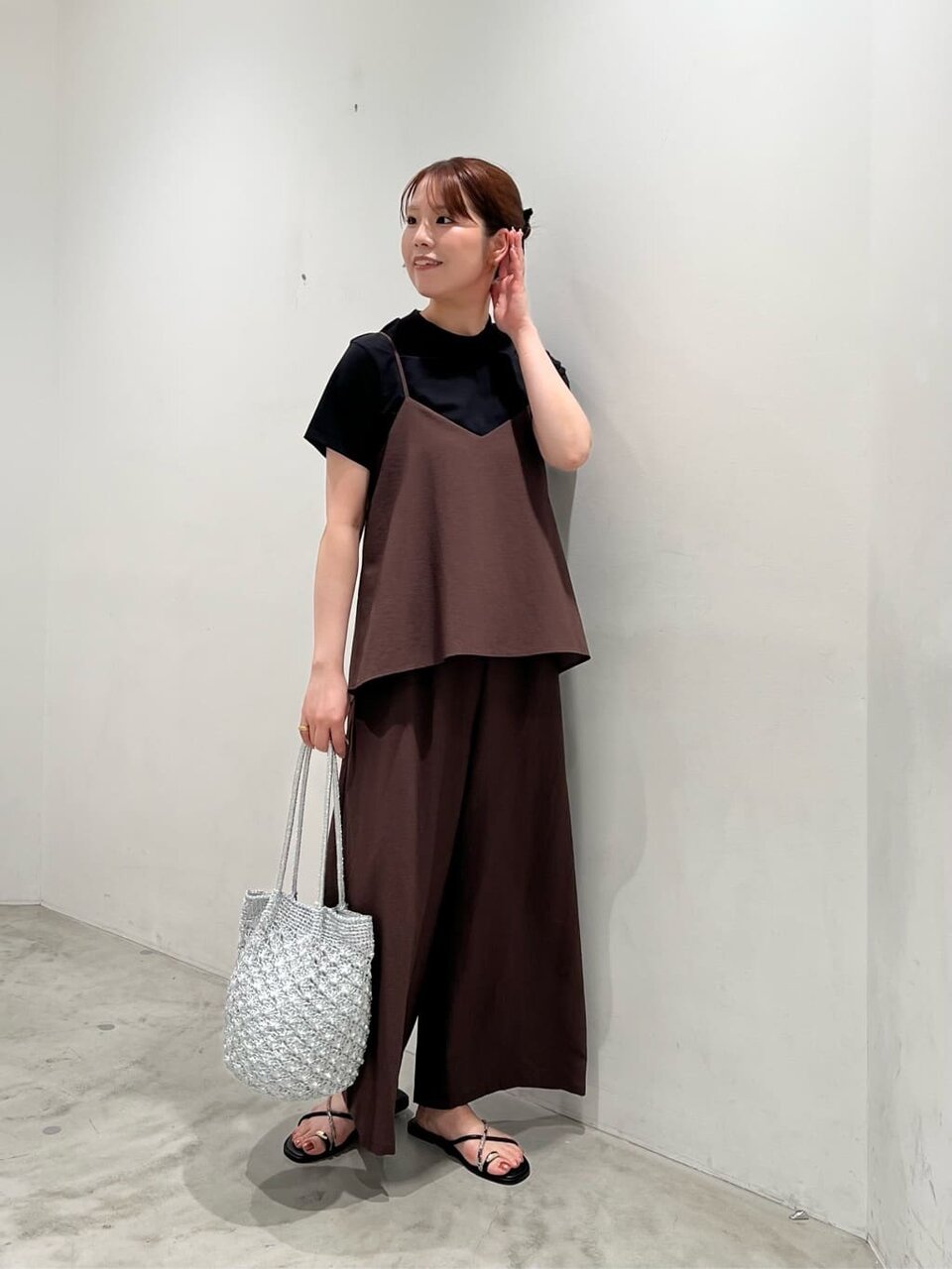 オールインワンを着た女性