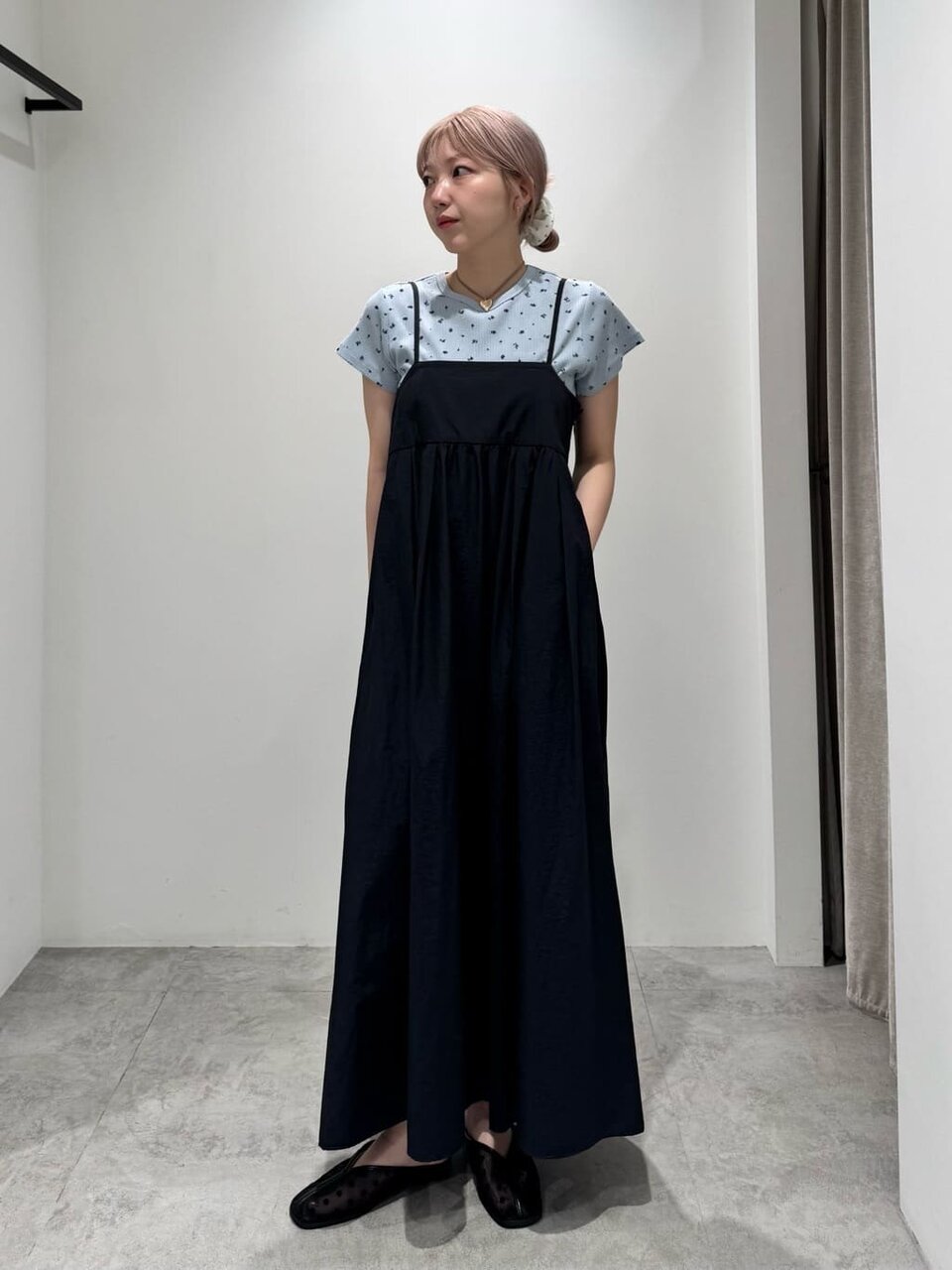 Tシャツとキャミソールワンピースを着た女性