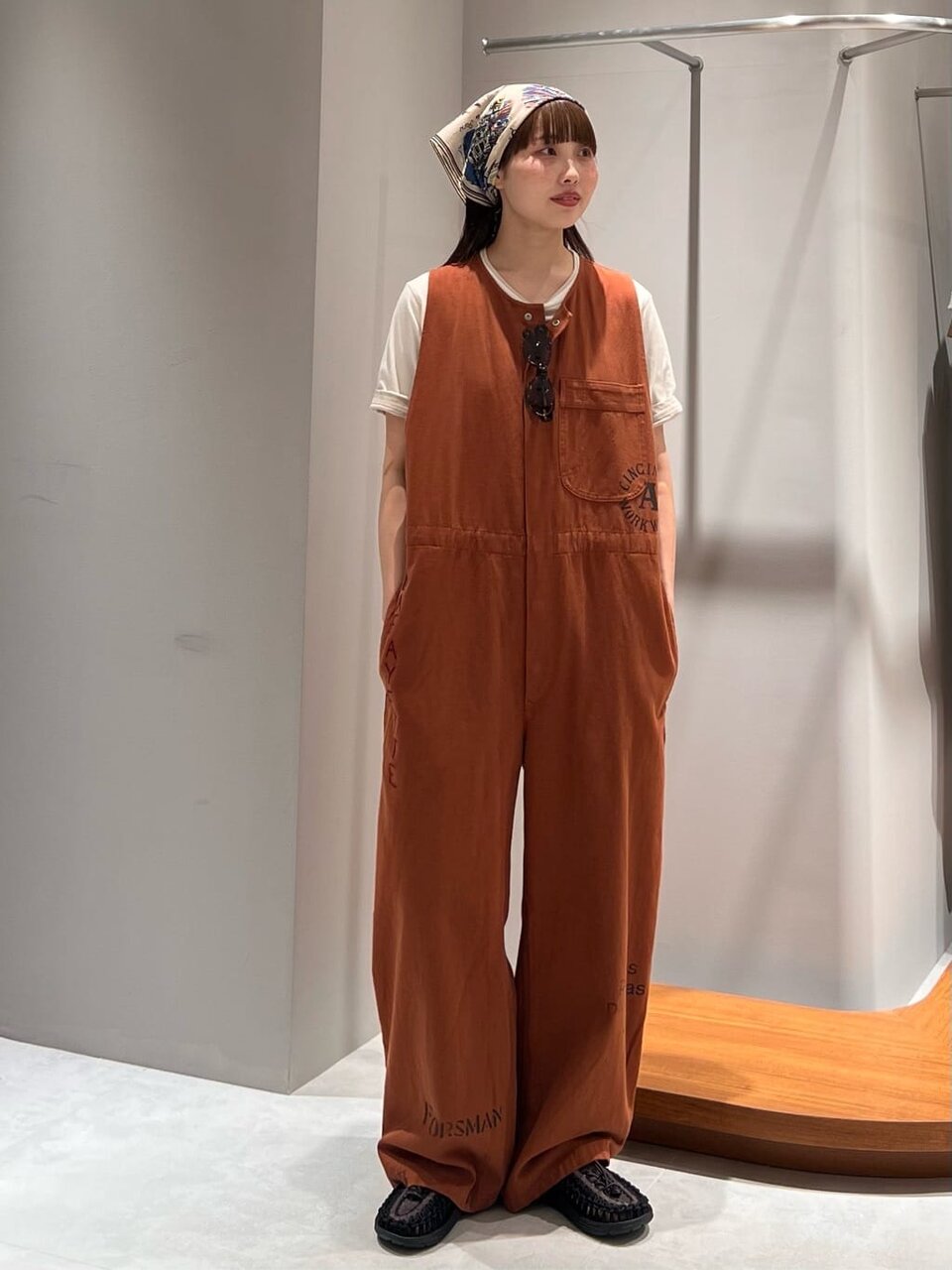 オールインワンにバンダナを巻いた女性